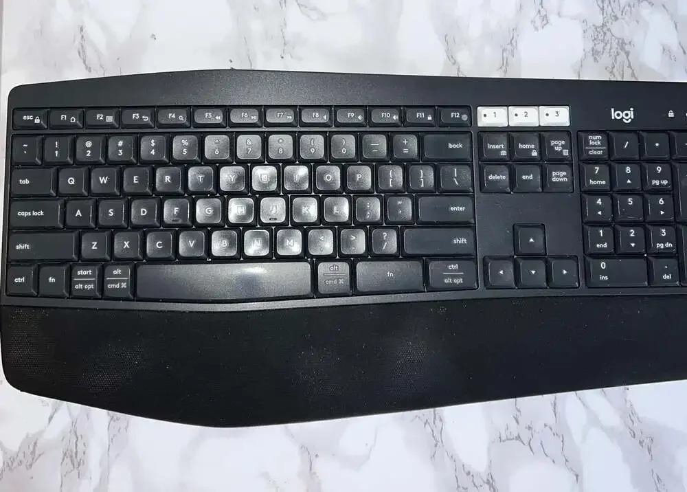 Logitech K850 Multi-Device Wireless Keyboard - Picture 6 of 8